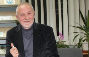 Šeštoji Liudo Dovydėno premija – rašytojui Donaldui Kajokui Pernai gruodį rajono bibliotekoje premijos laureatas Donaldas Kajokas pristatė naujausią savo kūrinį – romaną "Ežeras ir kiti jį lydintys asmenys". D.Zibolienės nuotr.