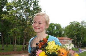 Smuikininkė Julija Kalačiovaitė.
