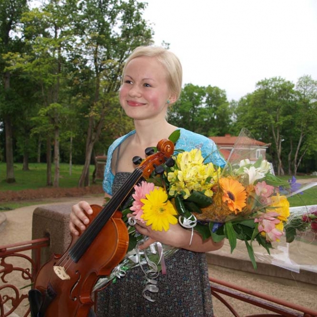Smuikininkė Julija Kalačiovaitė.