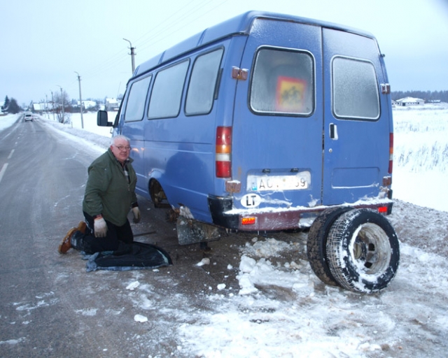 Prie mikroautobuso priklupęs vairuotojas Rimantas Kaldys stebėjosi Prie mikroautobuso priklupęs vairuotojas Rimantas Kaldys stebėjosi