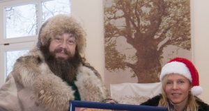Senelis Kalėda ir jo sekretorė Saulė Kazinavičienė nekantriai laukia vaikų laiškų. S.Kazinavičienės nuotr.