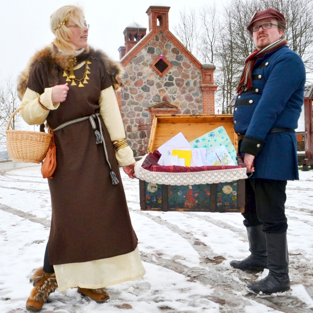 Kalėdinio pašto stoties darbuotoja Ingrida (kairėje) ir stoties viršininkas Giedrius (dešinėje) džiaugiasi Kalėdinio pašto stoties darbuotoja Ingrida (kairėje) ir stoties viršininkas Giedrius (dešinėje) džiaugiasi