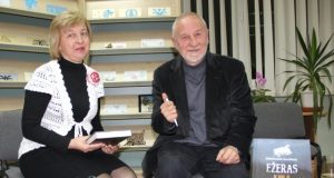 Bibliotekininkės Redos Kiselytės puoselėjamą autografuotų leidinių kolekciją papildys D.Kajoko knyga „Ežeras ir kiti jį lydintys asmenys“. D.Zibolienės nuotr.