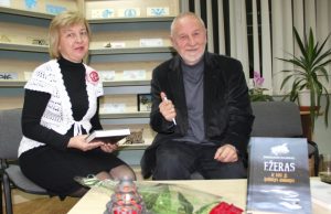 Bibliotekininkės Redos Kiselytės puoselėjamą autografuotų leidinių kolekciją papildys D.Kajoko knyga „Ežeras ir kiti jį lydintys asmenys“. D.Zibolienės nuotr.