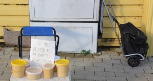 Kalpokai prekiauja dukters medaus derliumi. D.Zibolienės nuotr.