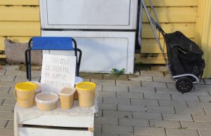 Kalpokai prekiauja dukters medaus derliumi. D.Zibolienės nuotr.