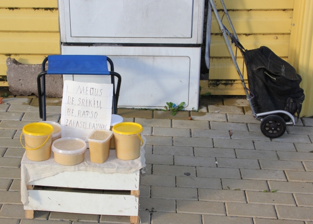Kalpokai prekiauja dukters medaus derliumi. D.Zibolienės nuotr. Kalpokai prekiauja dukters medaus derliumi. D.Zibolienės nuotr.