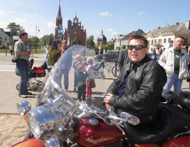 Kunigas Saulius Kalvaitis viliasi Kunigas Saulius Kalvaitis viliasi