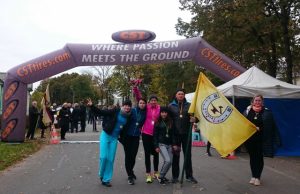 Kalvių bendruomenės nariai bėgime nešė savo bendruomenės vėliavą. Asmeninio archyvo nuotr.