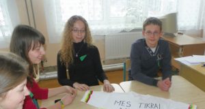 Marškinėlius su tautine simbolika bei populiarios dainos žodžiais sukūrė Vidmantė Balaišytė (iš kairės)