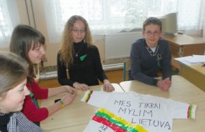 „Aš tikrai myliu Lietuvą“ Marškinėlius su tautine simbolika bei populiarios dainos žodžiais sukūrė Vidmantė Balaišytė (iš kairės)