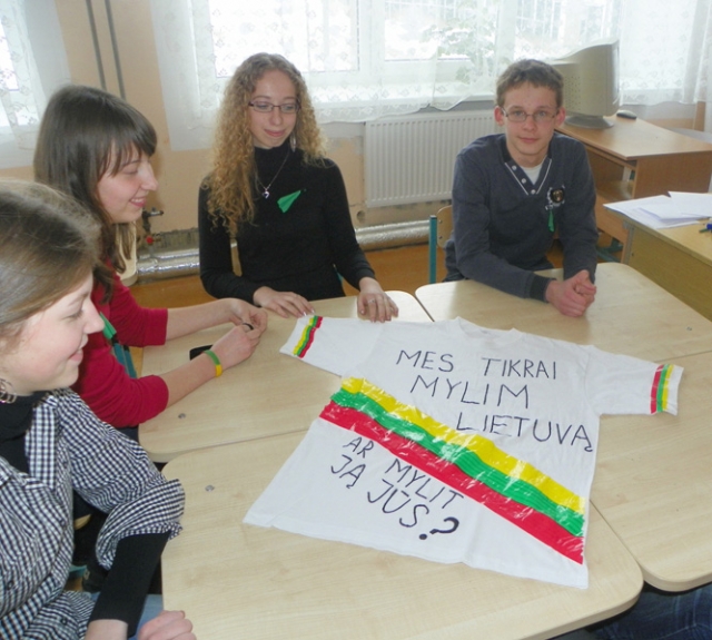 Marškinėlius su tautine simbolika bei populiarios dainos žodžiais sukūrė Vidmantė Balaišytė (iš kairės)