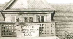 1939 m. motinos tėviškėje Dusetose. Rašinio autorius sėdi ant mamos kelių