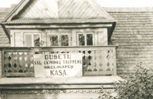 1939 m. motinos tėviškėje Dusetose. Rašinio autorius sėdi ant mamos kelių