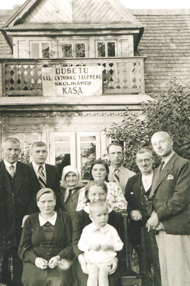 1939 m. motinos tėviškėje Dusetose. Rašinio autorius sėdi ant mamos kelių