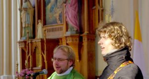 Kamajų kunigas A.Šukys ir katechetas P.Minkevičius susirinkusiuosius mokė giedoti. G.Povilaitytės nuotr.