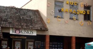 Aikštės pastatų prieigos per šventę buvo užgultos "kermošiaus" prekeivių ir pirkėjų.