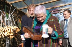 Šventės svečiams - dainininkei Veronikai Povilionienei ir aktoriui Algirdui Latėnui seniūnas Vytautas Vilys (dešinėje) dovanojo po duonos kepalą