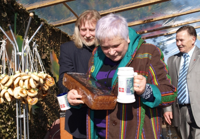 Šventės svečiams - dainininkei Veronikai Povilionienei ir aktoriui Algirdui Latėnui seniūnas Vytautas Vilys (dešinėje) dovanojo po duonos kepalą Šventės svečiams - dainininkei Veronikai Povilionienei ir aktoriui Algirdui Latėnui seniūnas Vytautas Vilys (dešinėje) dovanojo po duonos kepalą