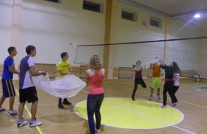 Jaunimo savivaldos  mokymus užbaigė netradicinės tinklinio rungtynės: žaidėjai paklodėmis mėtė ne kamuolius