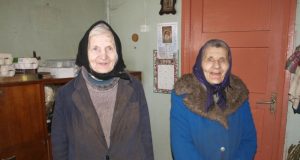 Senutės Bronė (kairėje) ir Stasė Balaišytės į valdiškus namus nenori