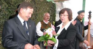 Staigmena Kamajų seniūnijos seniūnui V.Viliui: kolegos jam skyrė ordiną ir įteikė krepšį