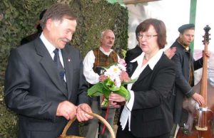 Staigmena Kamajų seniūnijos seniūnui V.Viliui: kolegos jam skyrė ordiną ir įteikė krepšį