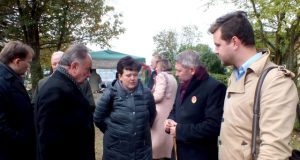Rajono merui Antanui Vagoniui (antras iš dešinės) Kultūros paveldo departamento direktorė Diana Varnaitė ir architektas (dešinėje) Aurimas Širvys patarė užsakyti Kamajų bažnyčios ekspertizę