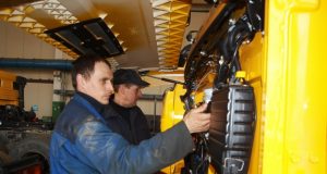 Prie naujojo „Kamaz“ darbuojasi UAB „Rokiškio autogamykla“ autošaltkalviai Darius Kavoliūnas ir Eugenijus Kelečius. L.Dūdaitės nuotr.