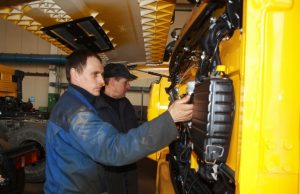 Prie naujojo „Kamaz“ darbuojasi UAB „Rokiškio autogamykla“ autošaltkalviai Darius Kavoliūnas ir Eugenijus Kelečius. L.Dūdaitės nuotr.
