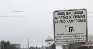 Įvažiuojančiuosius į Rokiškį pasitinka reklama: „Jūsų saugumui miestas stebimas vaizdo kameromis." D. Zibolienės nuotr.