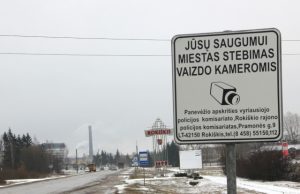 Įvažiuojančiuosius į Rokiškį pasitinka reklama: „Jūsų saugumui miestas stebimas vaizdo kameromis." D. Zibolienės nuotr.