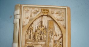 Medžio meistro firminis drožinys – knyga – dėžutė