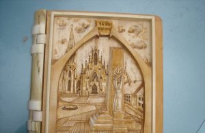 Romualdas Kaminskas: „Esu ir noriu būti laisvas“ Medžio meistro firminis drožinys – knyga – dėžutė