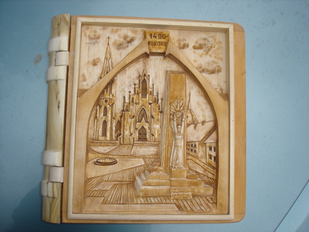 Medžio meistro firminis drožinys – knyga – dėžutė Medžio meistro firminis drožinys – knyga – dėžutė