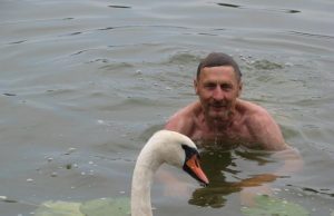 Panemunėlietis Romualdas Kaminskas bando prisiartinti prie gulbės. Asmeninio archyvo nuotr.