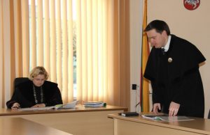 Tarybos narys teismo dieną gydėsi ligoninėje Teisėjai Loretai Kukelkienei advokatas Mindaugas Beinaravičius įteikė dokumentą