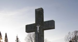 Atgyja pamirštos kapavietės.