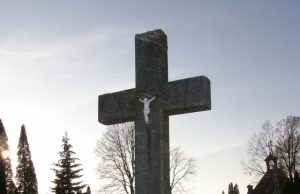 Atgyja pamirštos kapavietės.