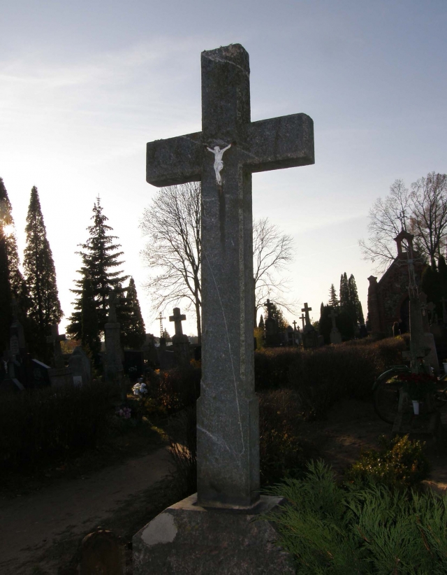 Atgyja pamirštos kapavietės.