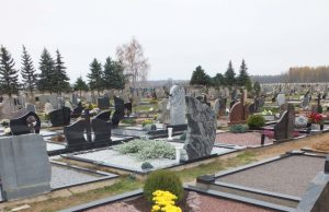 Anot Kalneliškių kapinių sargės Valentinos Undzėnienės