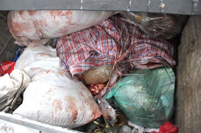 Kažkoks niekdaris į konteinerius išmetė skerdieną. N.Byčkovskio nuotr.