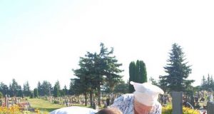 Savivaldybės administracijos direktoriaus pavaduotojas V.Saulis ragavo Kalneliškių kapinių hidranto vandens. L.Dūdaitės nuotr.