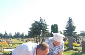 Kalneliškių kapinių vandentiekis: planuota ketverius metus, įgyvendinta šiemet Savivaldybės administracijos direktoriaus pavaduotojas V.Saulis ragavo Kalneliškių kapinių hidranto vandens. L.Dūdaitės nuotr.