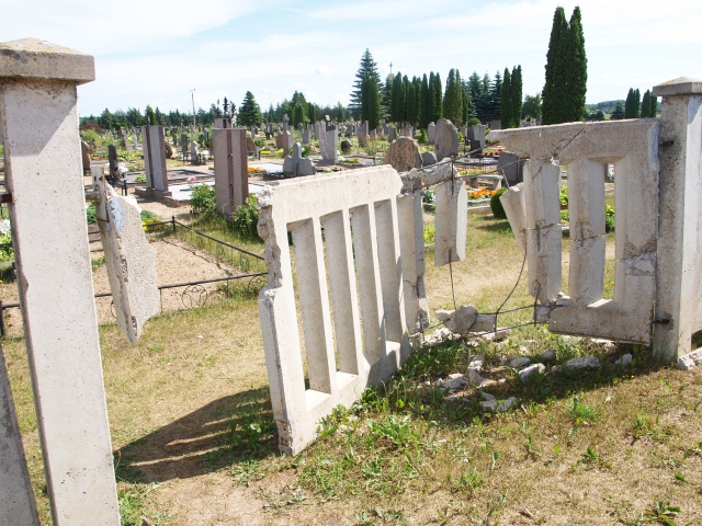 Kiek kainuos kapinių tvoros remontas