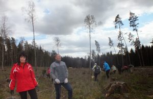 Į pavasarines miškasodžio talkas sukviesti visuomenę - buvusio ilgamečio urėdo Rimanto Kapušinsko (dešinėje) idėja. A.Minkevičienės nuotr.