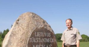Lietuvos tūkstantmečio vardu pavadintam miškui – milžiniškas lietuviškas akmuo su iškaltu miško pavadinimu. Urėdas Rimantas Kapušinskas sakė