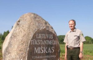 Lietuvos tūkstantmečio vardu pavadintam miškui – milžiniškas lietuviškas akmuo su iškaltu miško pavadinimu. Urėdas Rimantas Kapušinskas sakė
