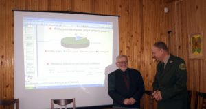 Per 400 tūkst. litų kainavusio Miškotvarkos projekto vadovas Algimantas Rutkauskas (kairėje) Rokiškio miškų urėdui Rimantui Kapušinskui linkėjo ir ateinantį dešimtmetį šeimininkiško požiūrio į valstybės turtą. A.Minkevičienės nuotr.