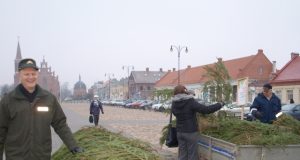 Urėdijos miškininkai pernai prieš Kalėdas gyventojams išdalijo per tūkstantį eglių šakų. Kairėje – urėdas Rimantas Kapušinskas. A.Minkevičienės nuotr.